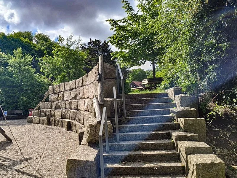 Dschungelspielplatz mit Giraffen-Rutsche – Bild 15