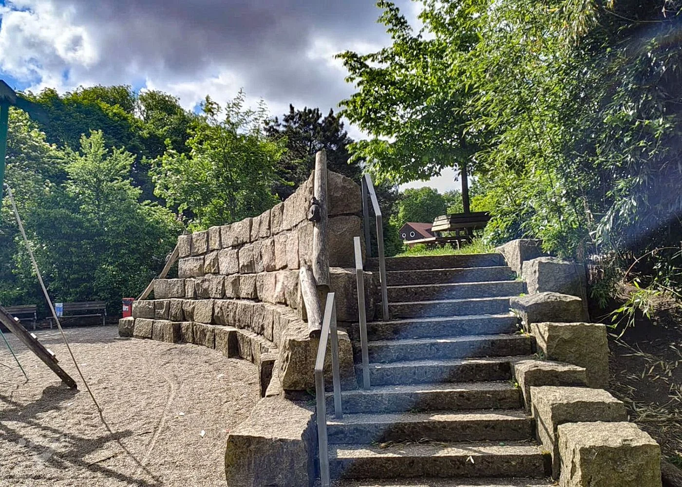 Dschungelspielplatz mit Giraffen-Rutsche – Foto 14