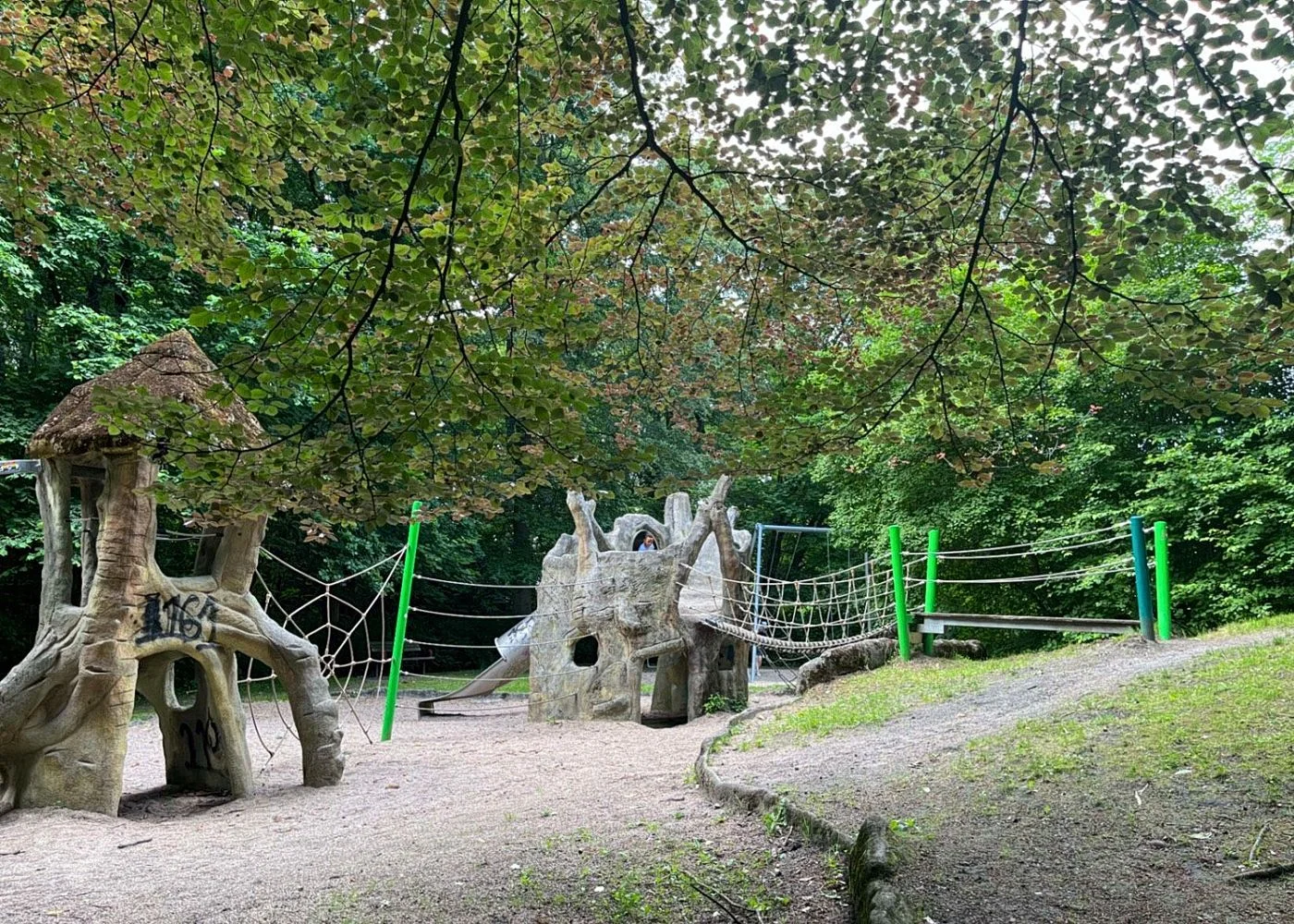 Waldspielplatz Teutonenweg (Pilzspielplatz) - der Schattenspender – Foto 16