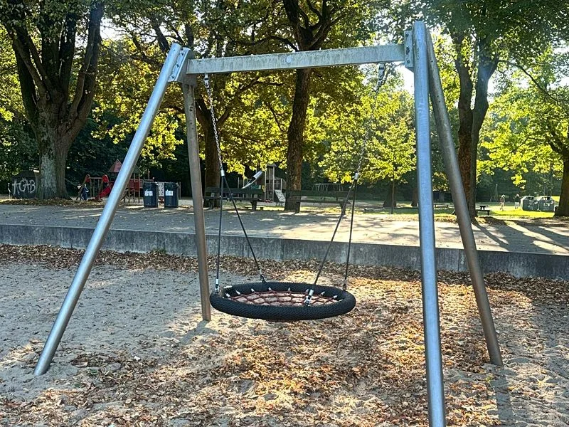 Spielplatz im Stadtpark mit Plantschbecken – Bild 9