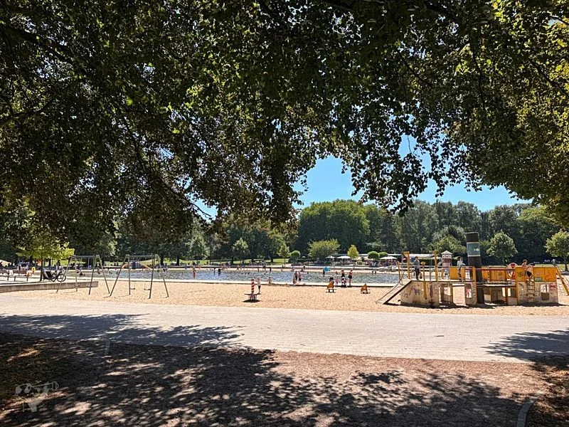 Spielplatz im Stadtpark mit Planschbecken – Bild 1