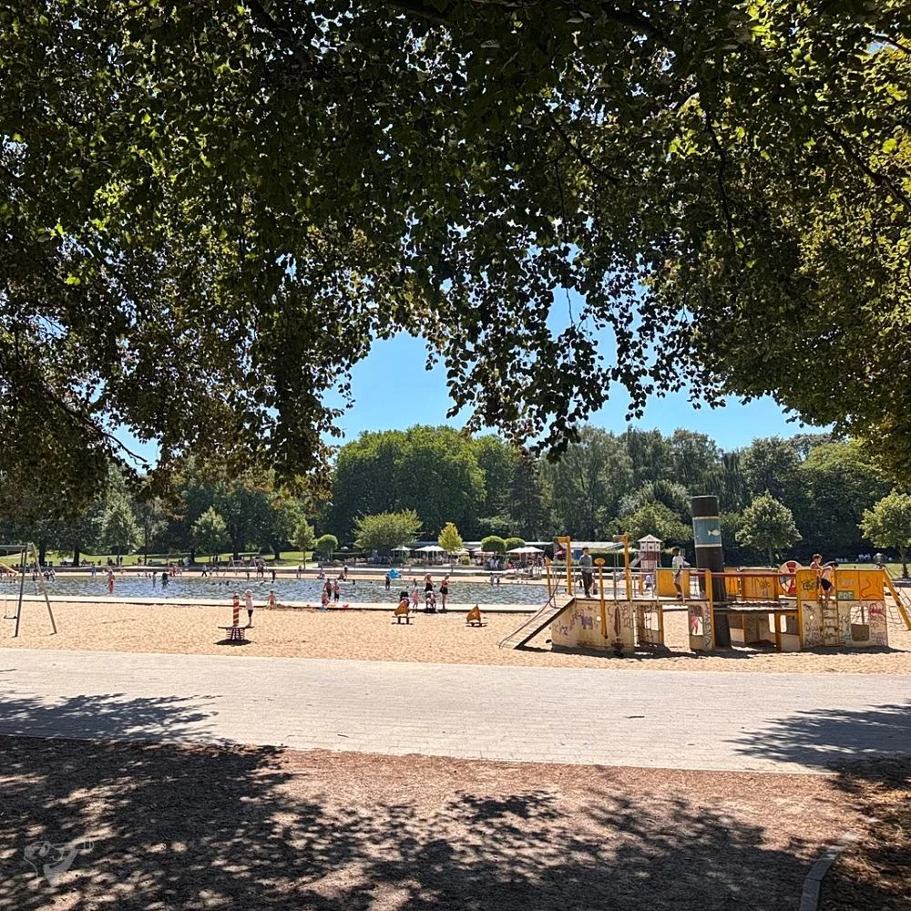 Spielplatz im Stadtpark mit Planschbecken