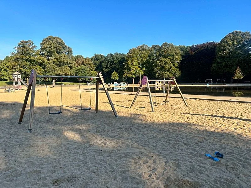 Spielplatz im Stadtpark mit Plantschbecken – Bild 2