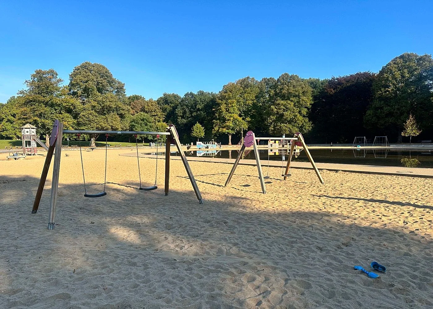 Spielplatz im Stadtpark mit Plantschbecken