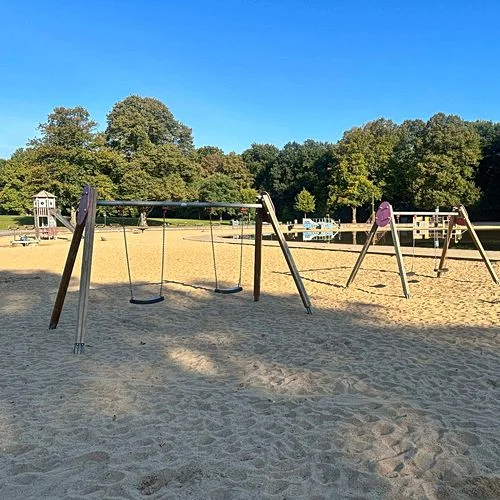 Spielplatz im Stadtpark mit Plantschbecken