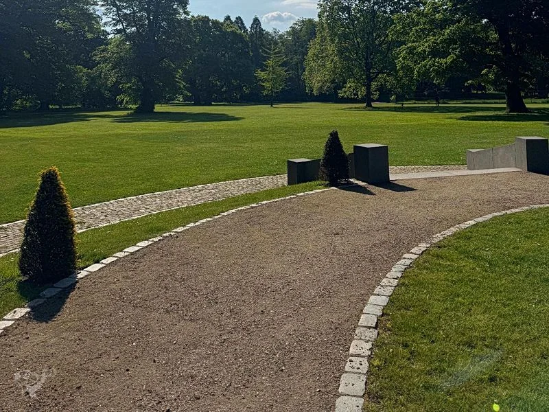 Hirschpark und Spielplatz – Bild 1