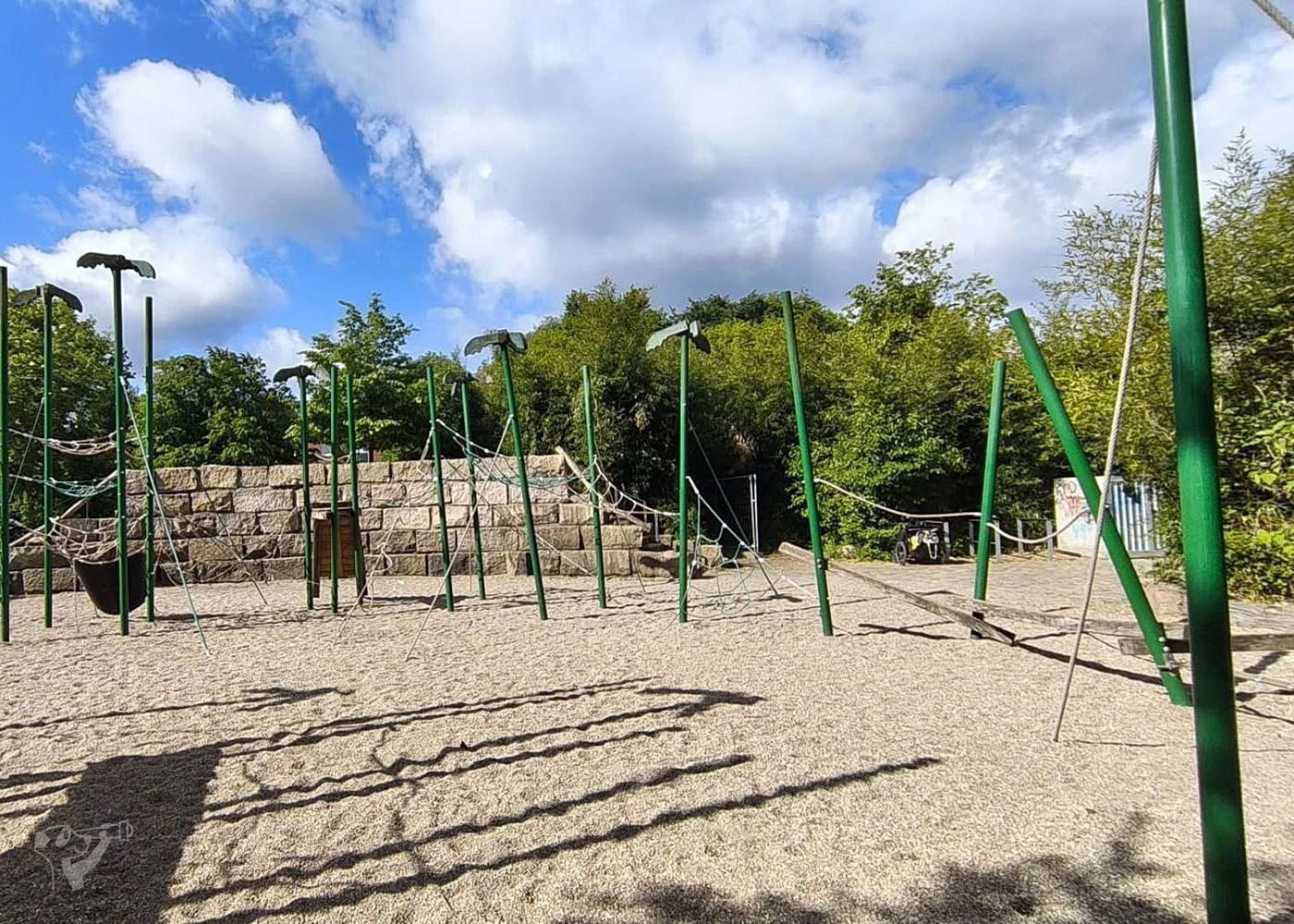 Dschungelspielplatz mit Giraffen-Rutsche – Foto 8