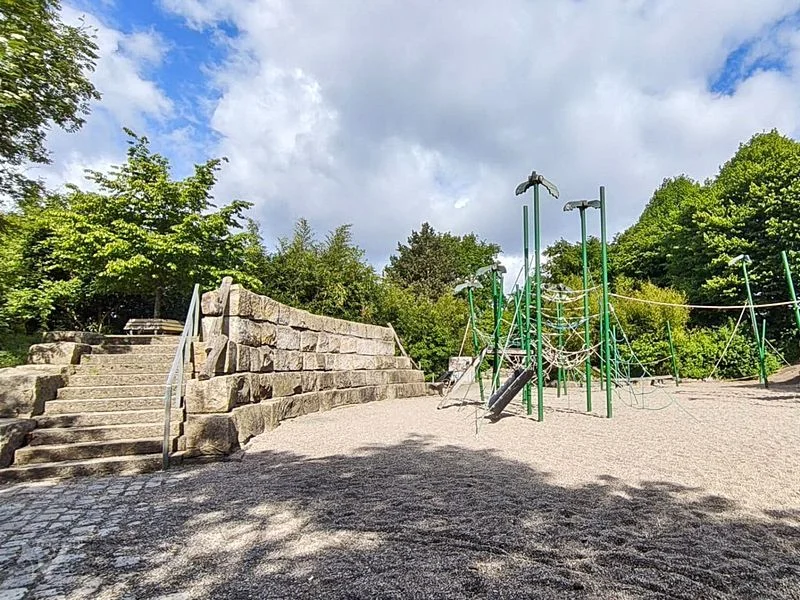 Dschungelspielplatz mit Giraffen-Rutsche