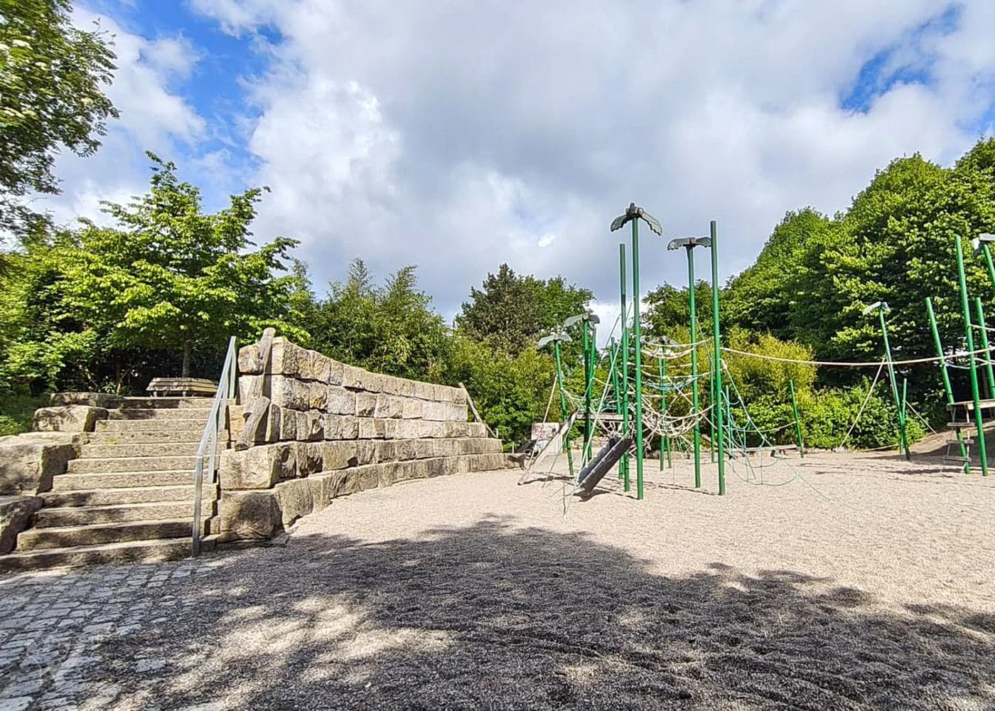 Dschungelspielplatz mit Giraffen-Rutsche – Foto 3