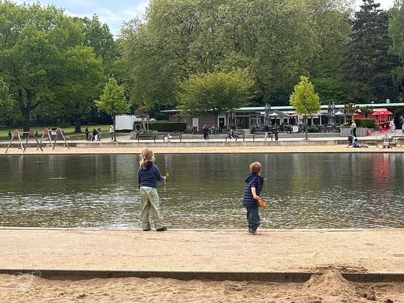 Spielplatz im Stadtpark mit Planschbecken – Bild 18