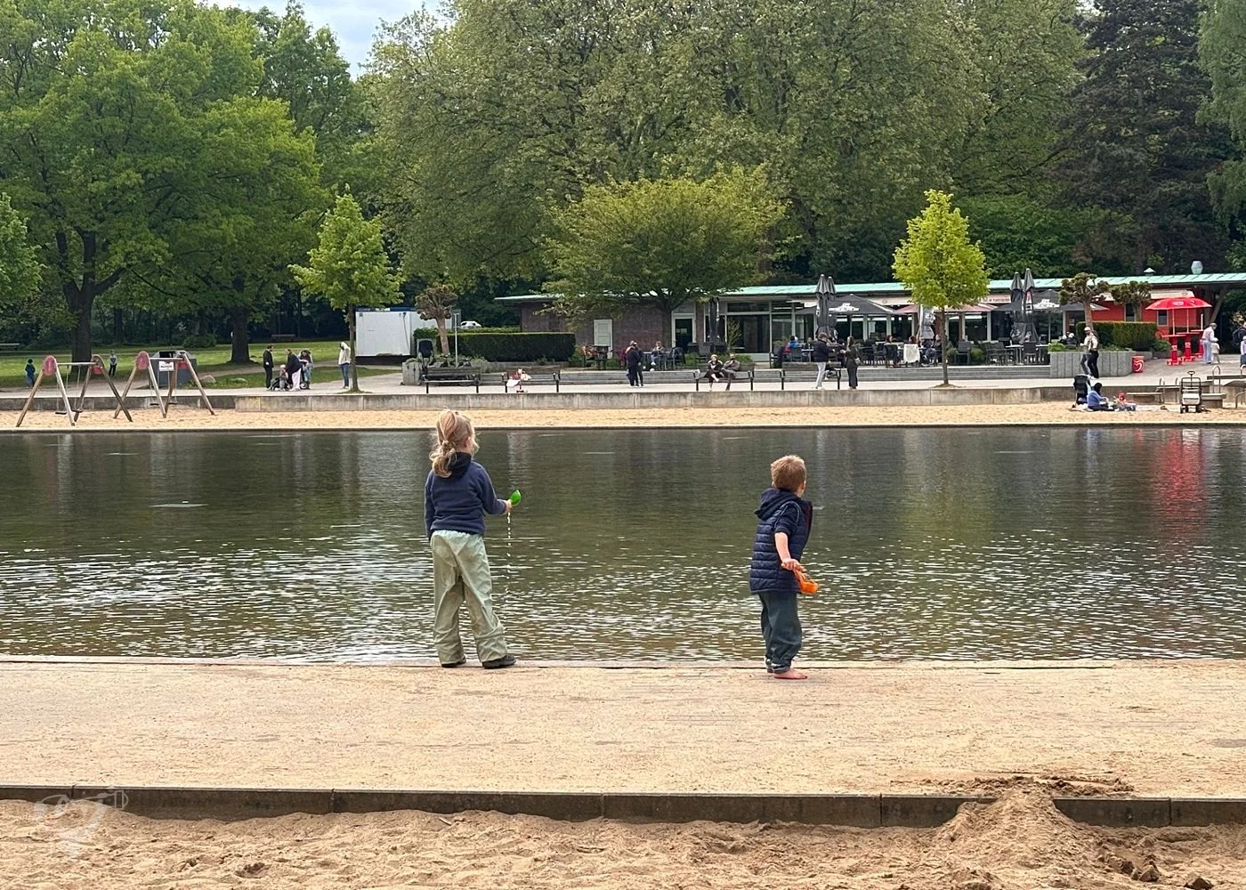 Spielplatz im Stadtpark mit Planschbecken – Foto 18