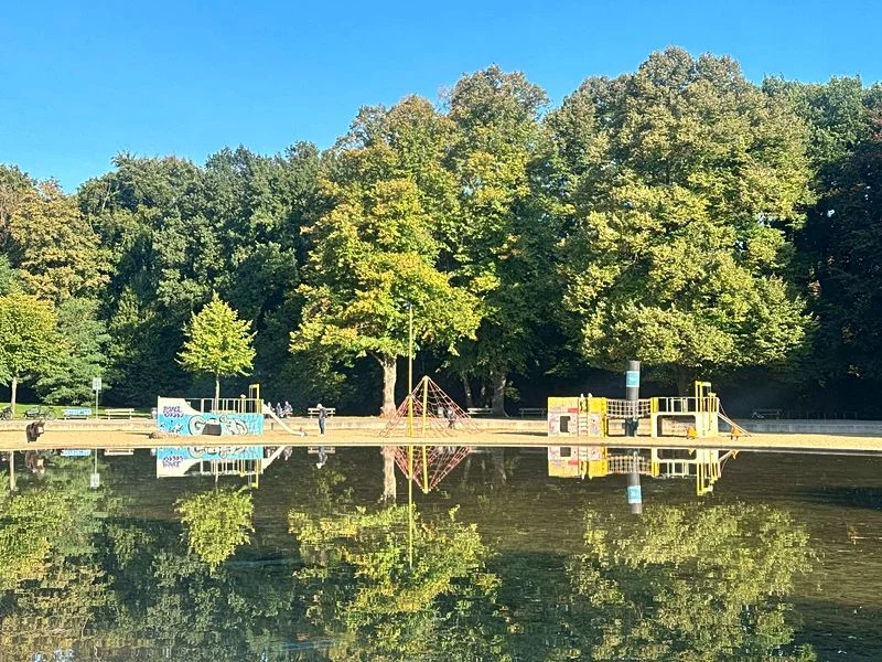 Spielplatz im Stadtpark mit Plantschbecken – Bild 4