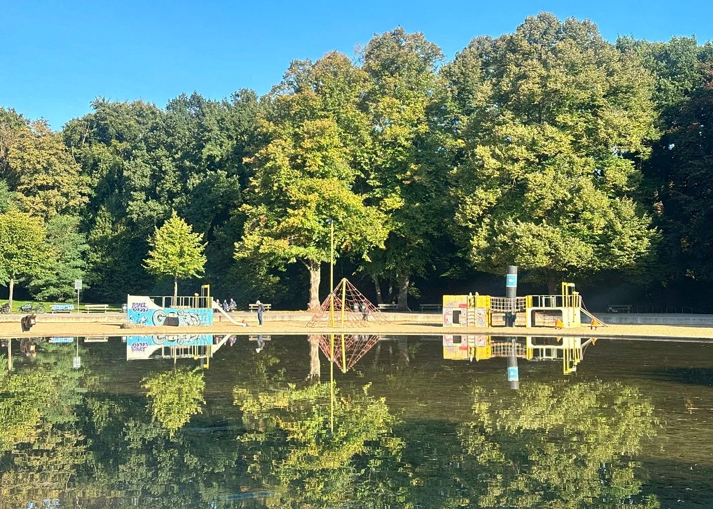 Spielplatz im Stadtpark mit Plantschbecken