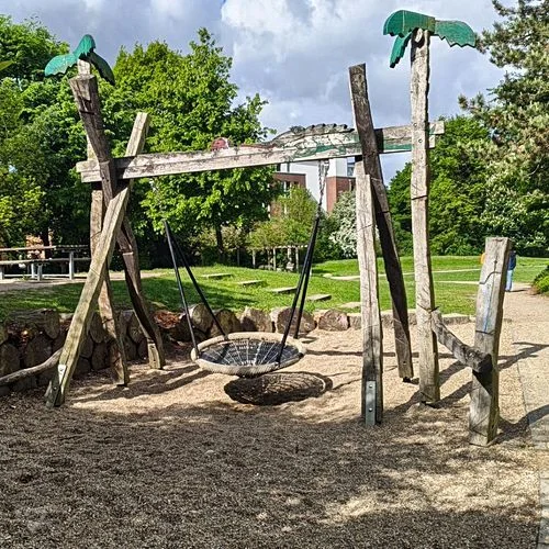 Dschungelspielplatz mit Giraffen-Rutsche
