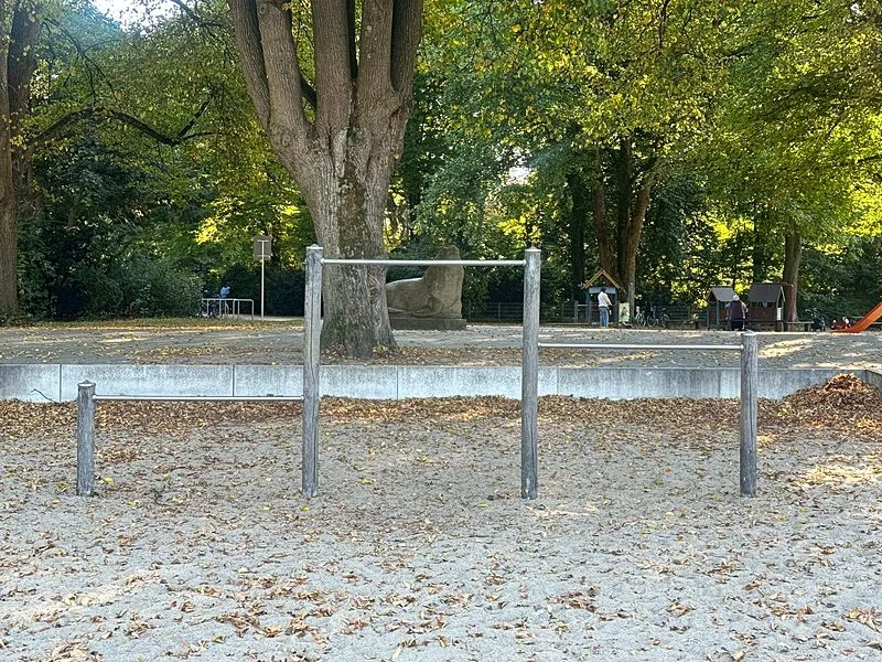 Spielplatz im Stadtpark mit Plantschbecken – Bild 15