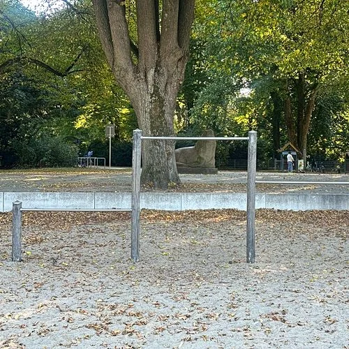 Spielplatz im Stadtpark mit Plantschbecken