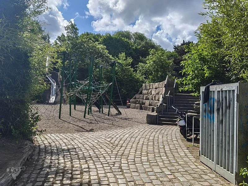 Dschungelspielplatz mit Giraffen-Rutsche – Bild 10