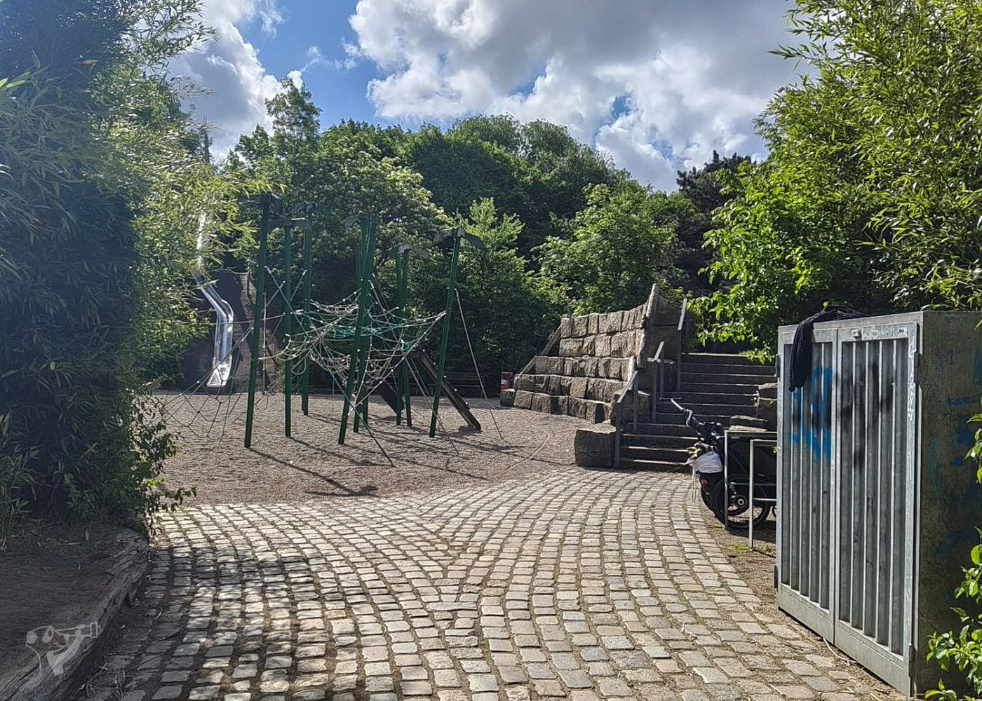 Dschungelspielplatz mit Giraffen-Rutsche – Foto 9