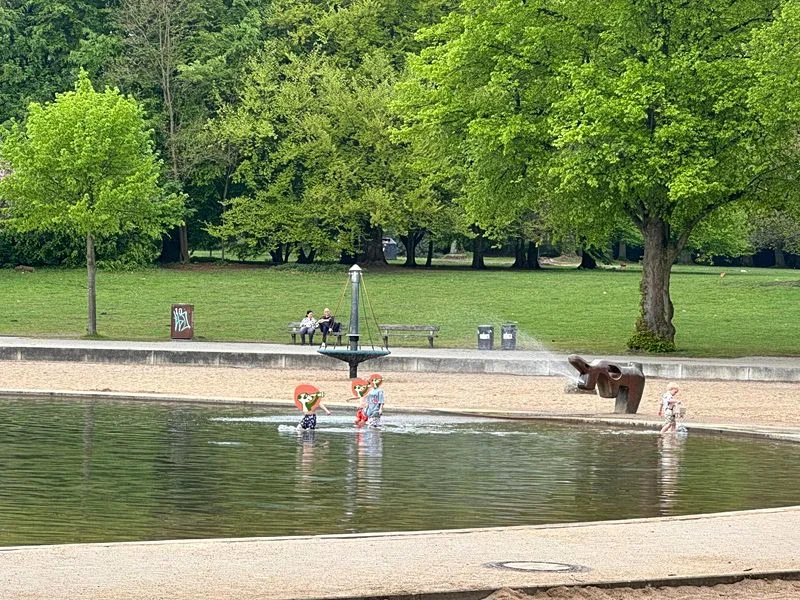 Spielplatz im Stadtpark mit Planschbecken – Bild 16
