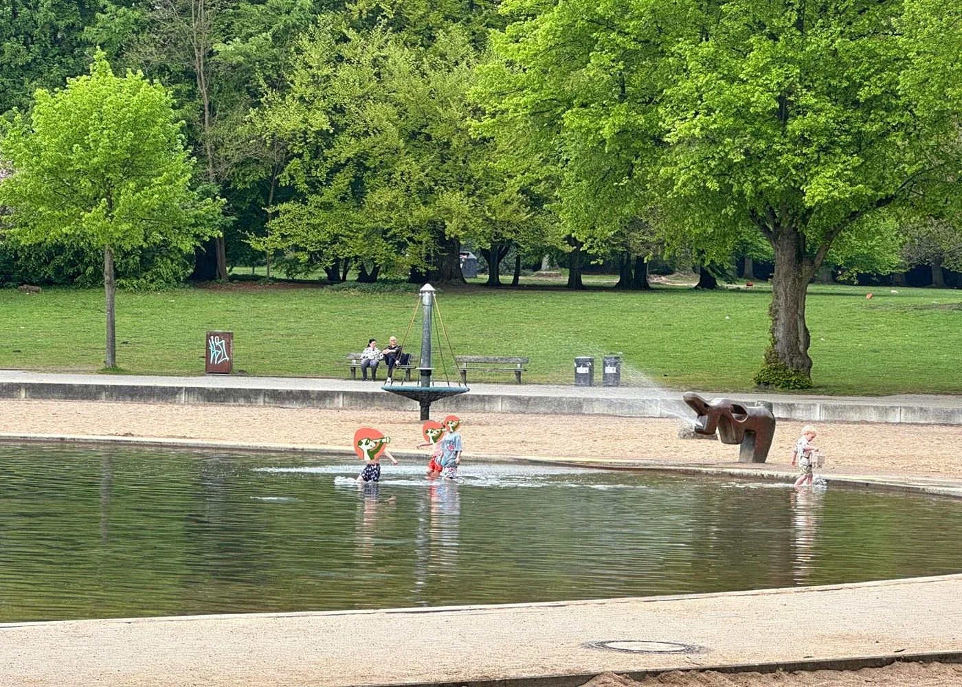 Spielplatz im Stadtpark mit Planschbecken – Foto 16