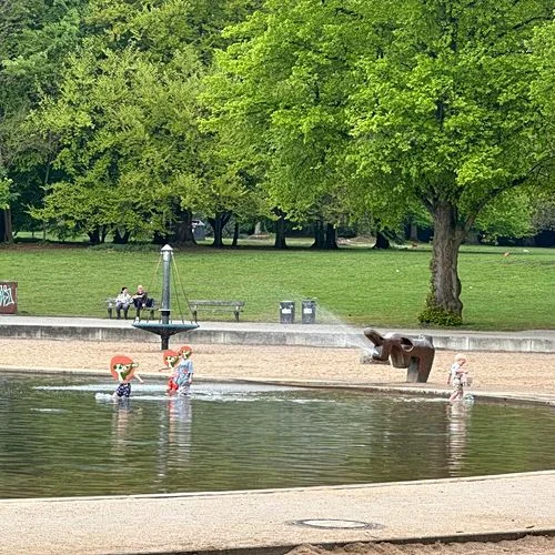 Spielplatz im Stadtpark mit Planschbecken