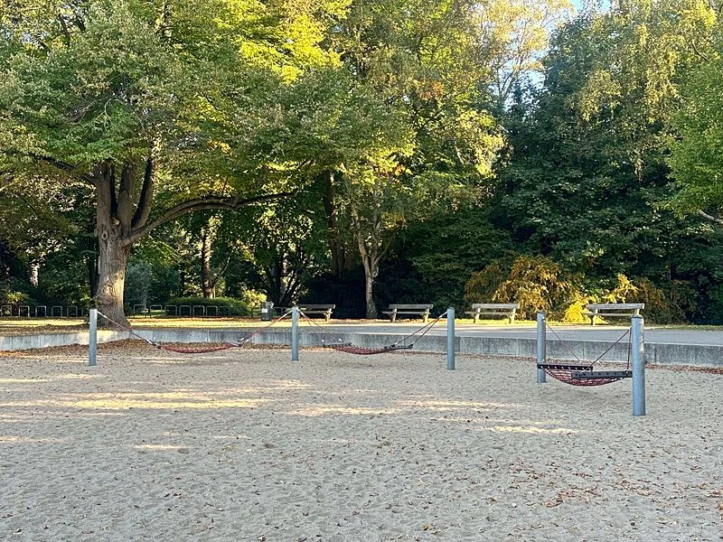 Spielplatz im Stadtpark mit Plantschbecken – Bild 6