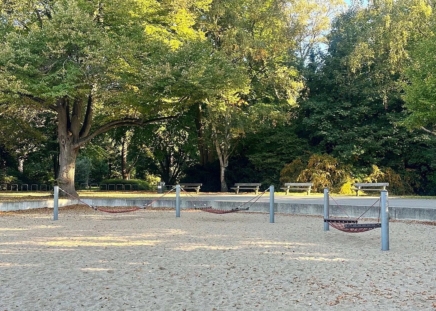 Spielplatz im Stadtpark mit Plantschbecken – Foto 7