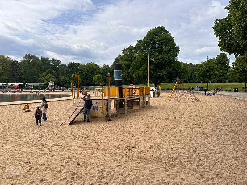 Spielplatz im Stadtpark mit Planschbecken – Bild 17