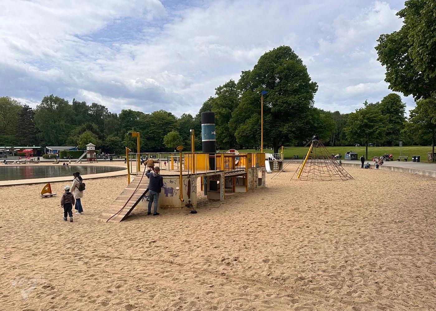 Spielplatz im Stadtpark mit Planschbecken – Foto 17