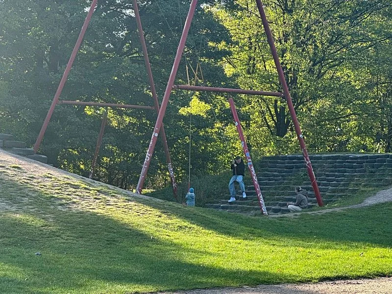 Spielplatz im Stadtpark mit Plantschbecken – Bild 14