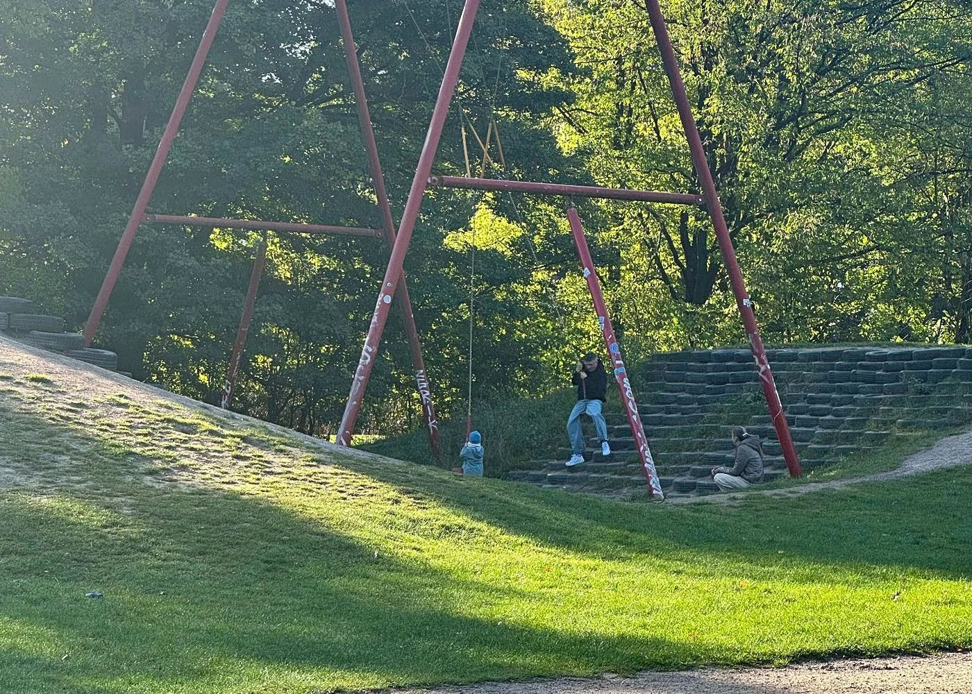 Spielplatz im Stadtpark mit Plantschbecken – Foto 15