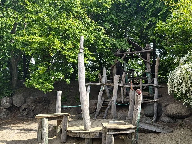 Dschungelspielplatz mit Giraffen-Rutsche – Bild 12