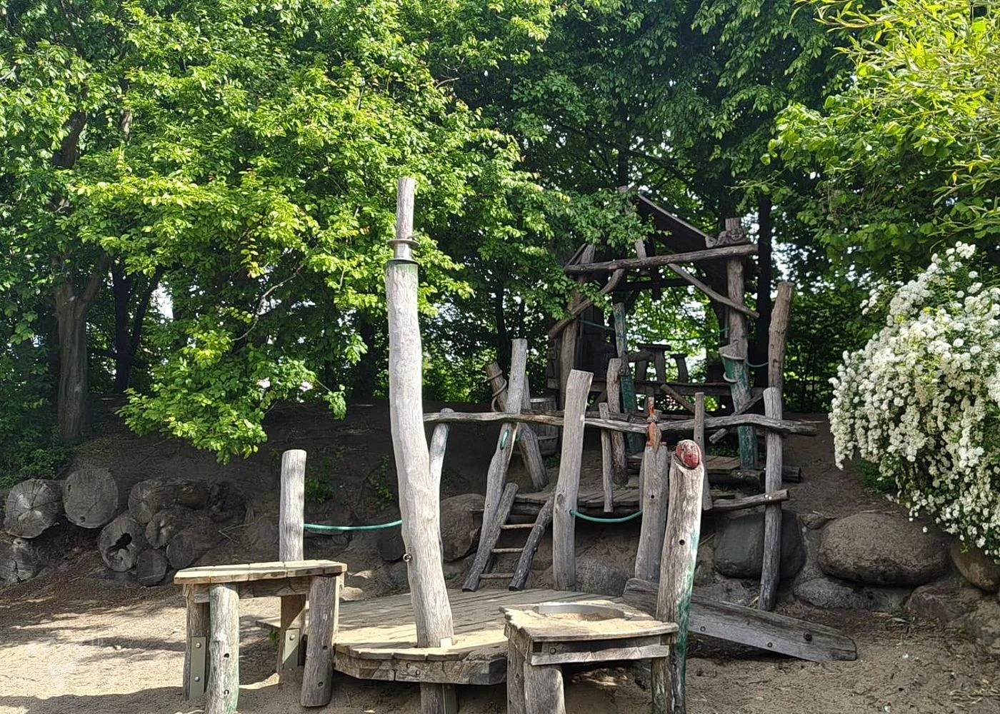 Dschungelspielplatz mit Giraffen-Rutsche – Foto 11