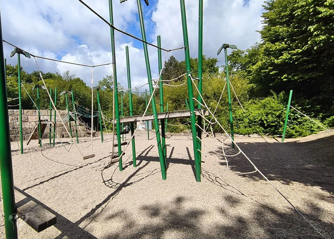 Dschungelspielplatz mit Giraffen-Rutsche – Foto 5