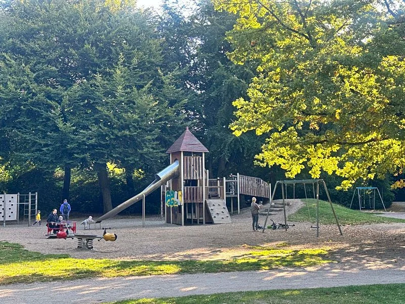 Spielplatz im Stadtpark mit Plantschbecken – Bild 12