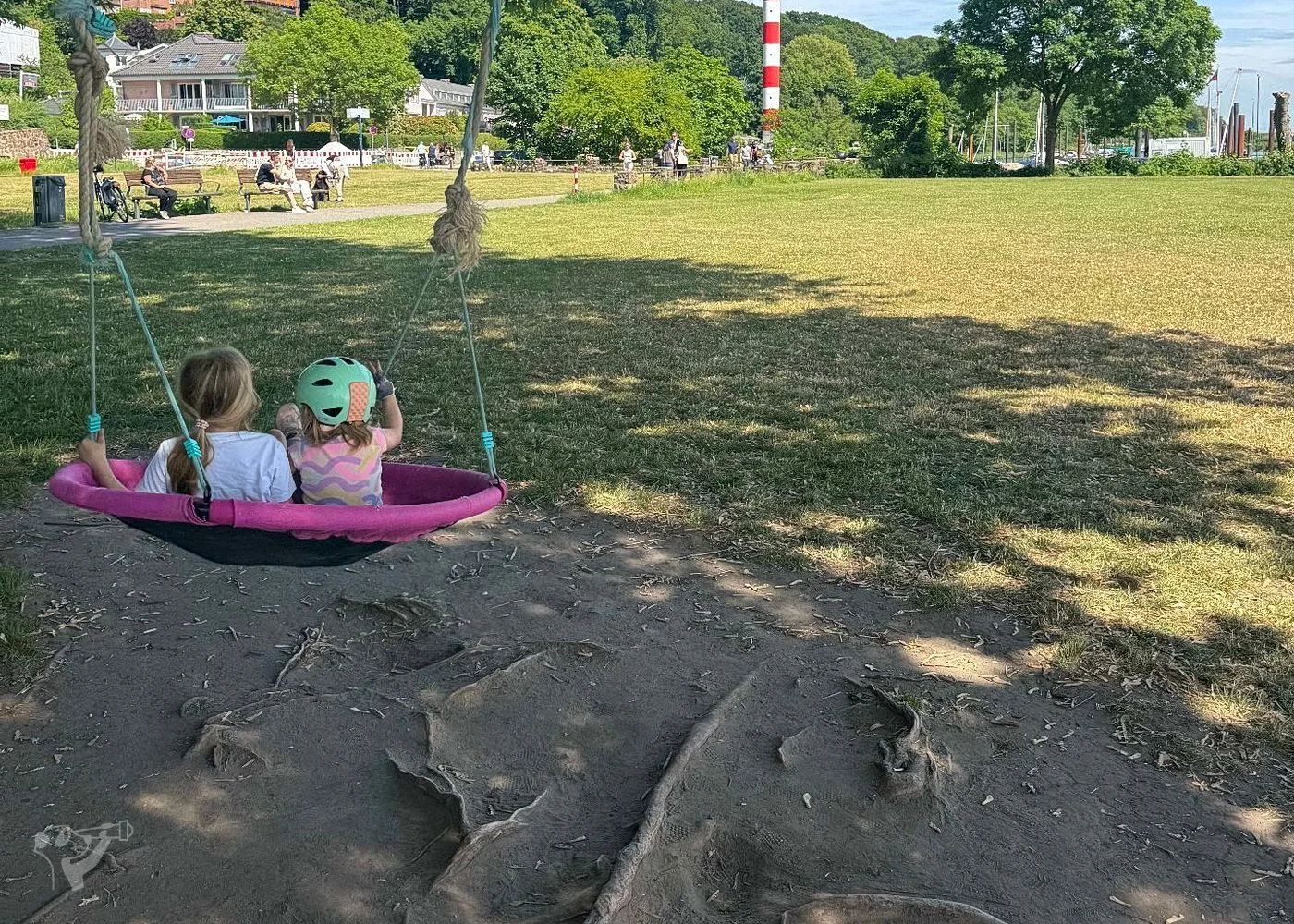Baumschaukeln an der Elbe – Foto 1