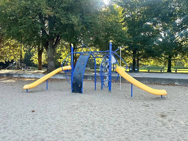 Spielplatz im Stadtpark mit Plantschbecken – Bild 8