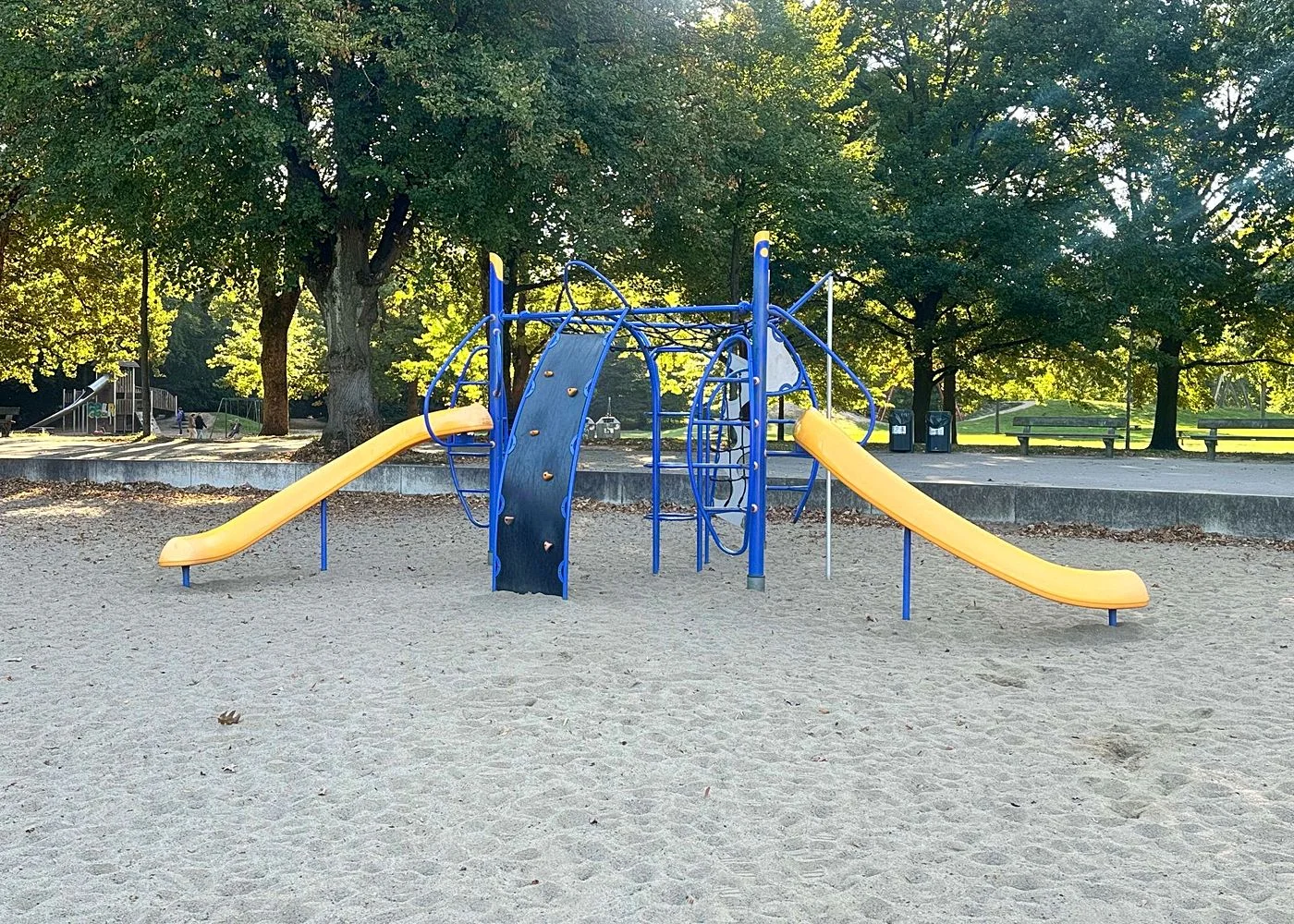 Spielplatz im Stadtpark mit Plantschbecken – Foto 9