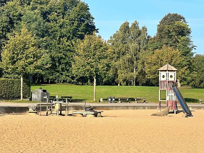 Spielplatz im Stadtpark mit Plantschbecken – Bild 7