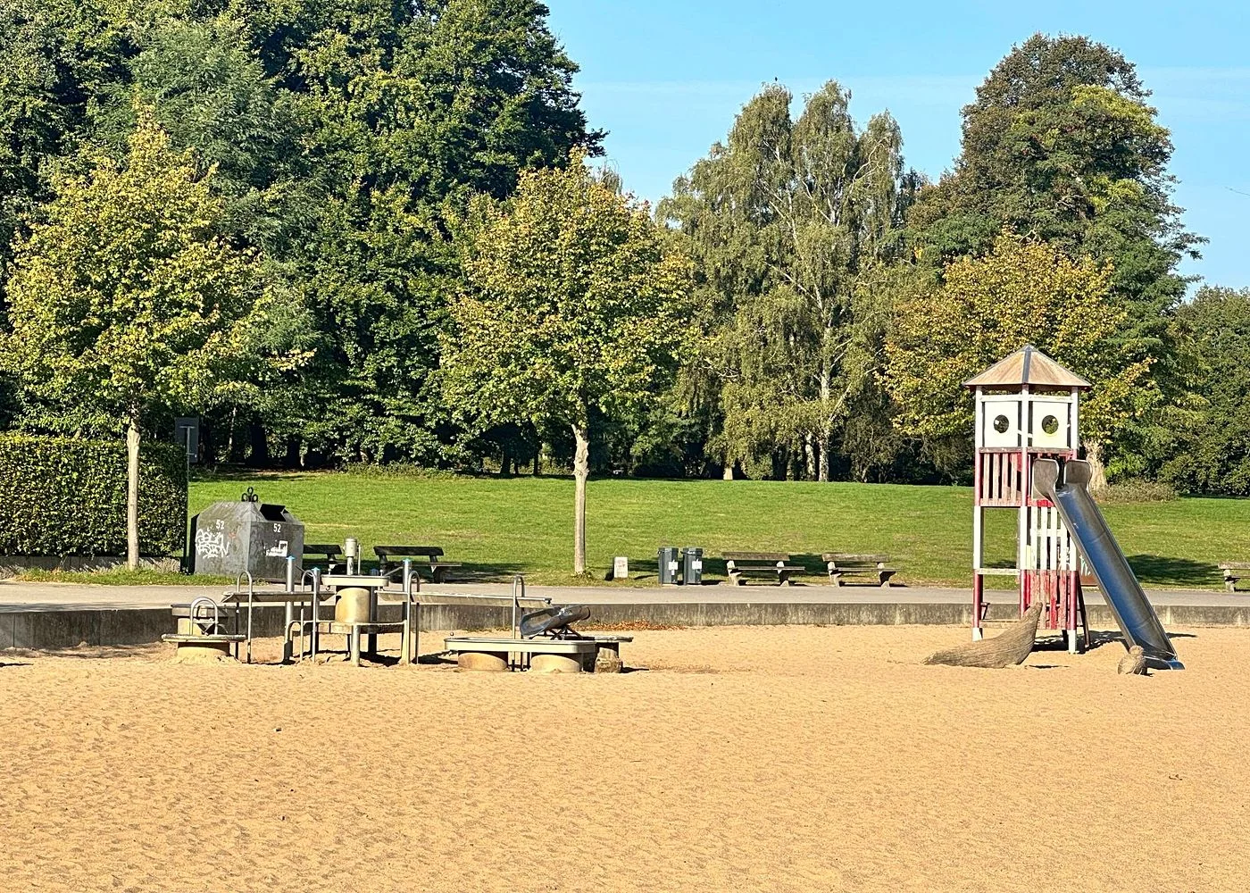 Spielplatz im Stadtpark mit Plantschbecken – Foto 8