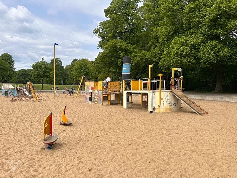 Spielplatz im Stadtpark mit Planschbecken – Bild 19