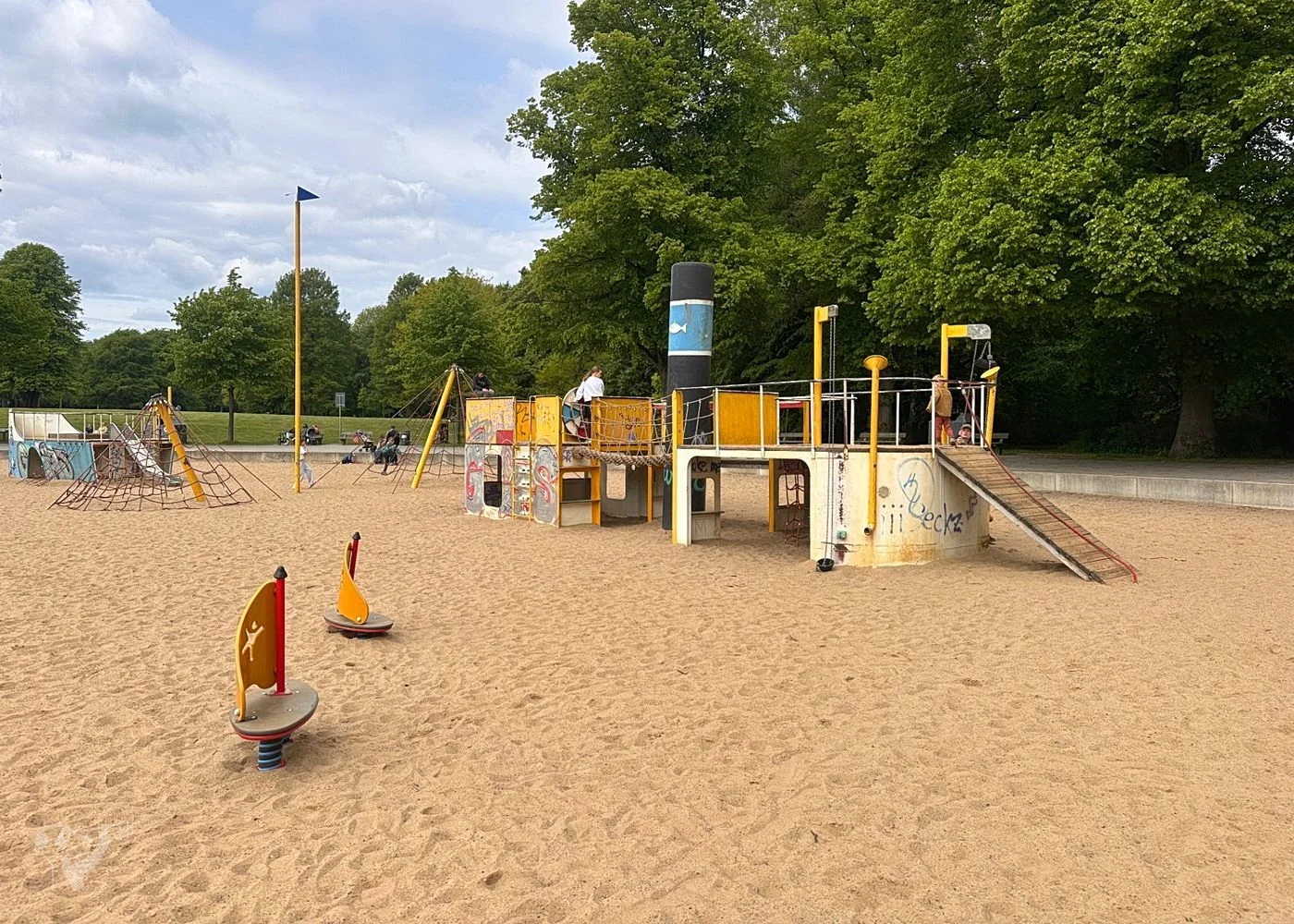 Spielplatz im Stadtpark mit Planschbecken – Foto 19