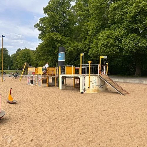 Spielplatz im Stadtpark mit Planschbecken
