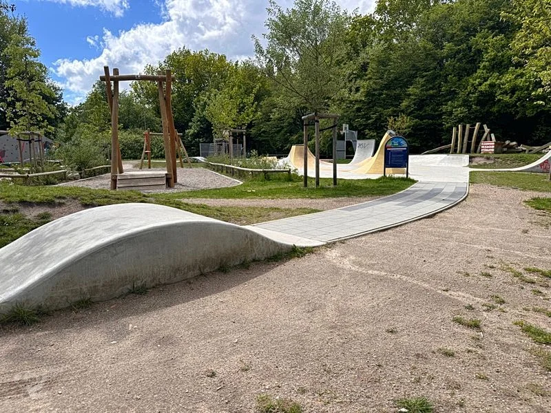 Spielplatz Wegenkamp mit Skaterpark Banane – Bild 3