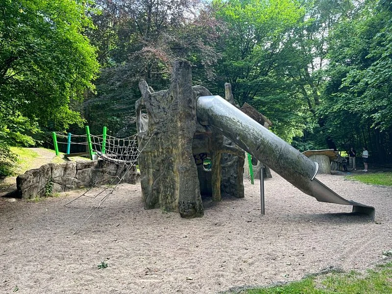 Waldspielplatz Teutonenweg (Pilzspielplatz) - der Schattenspender – Bild 9