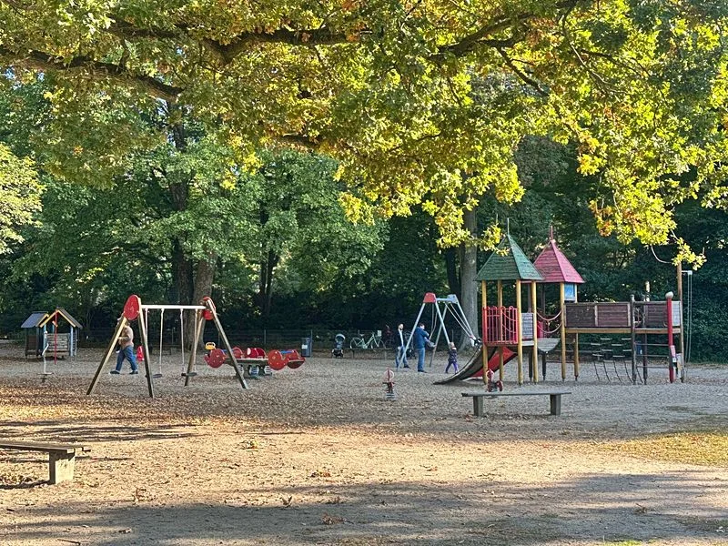 Spielplatz im Stadtpark mit Plantschbecken – Bild 13