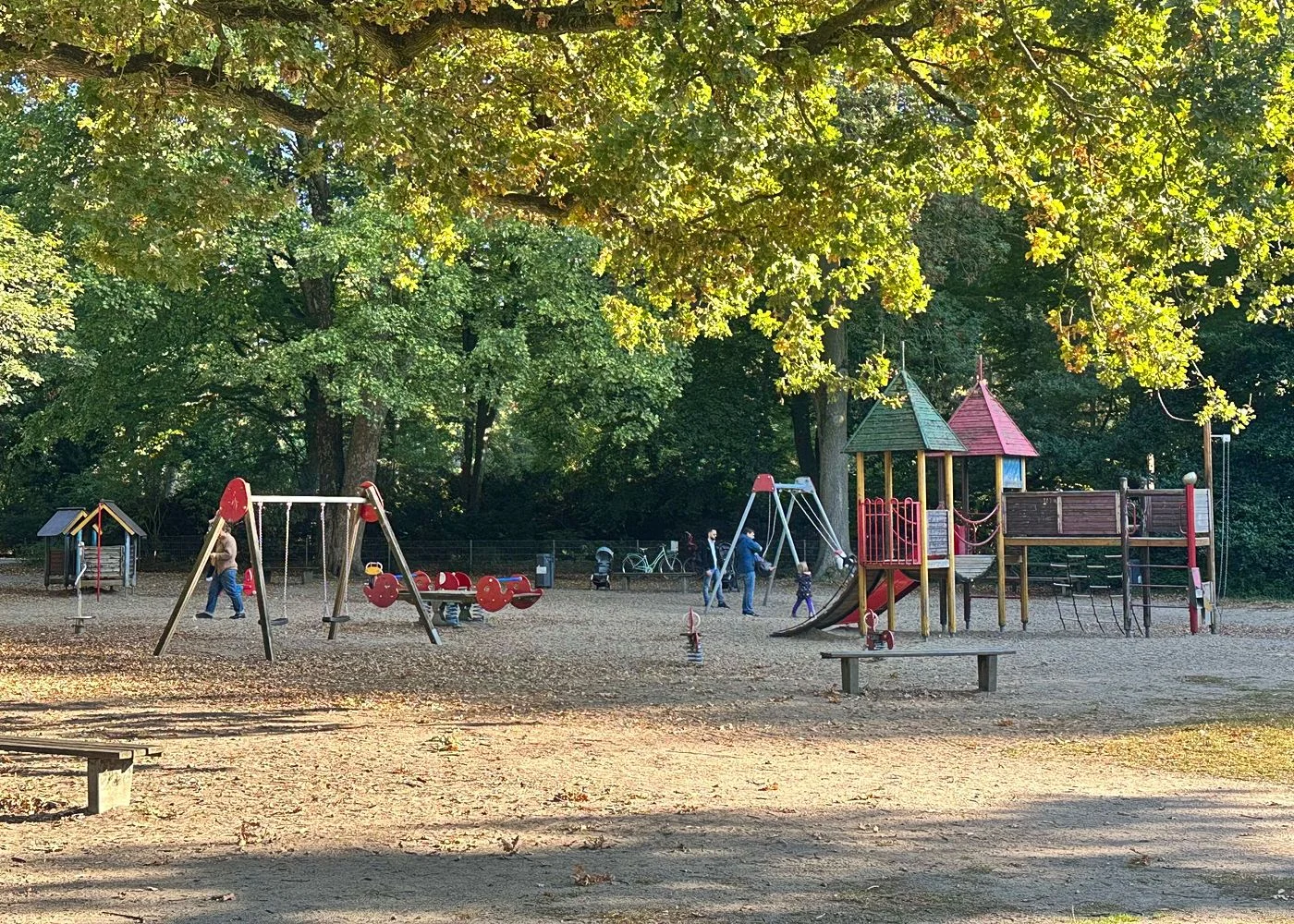 Spielplatz im Stadtpark mit Plantschbecken – Foto 14