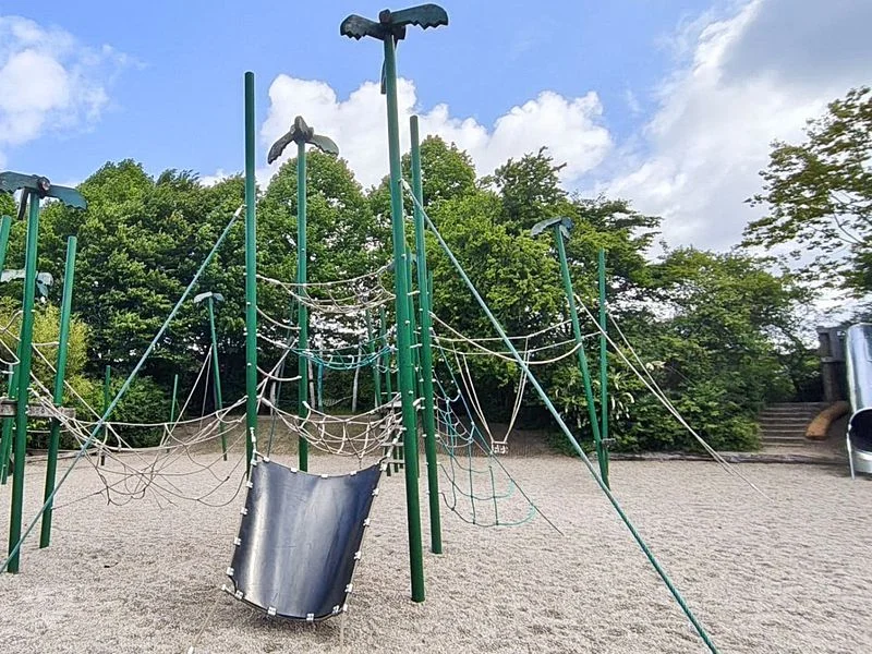 Dschungelspielplatz mit Giraffen-Rutsche