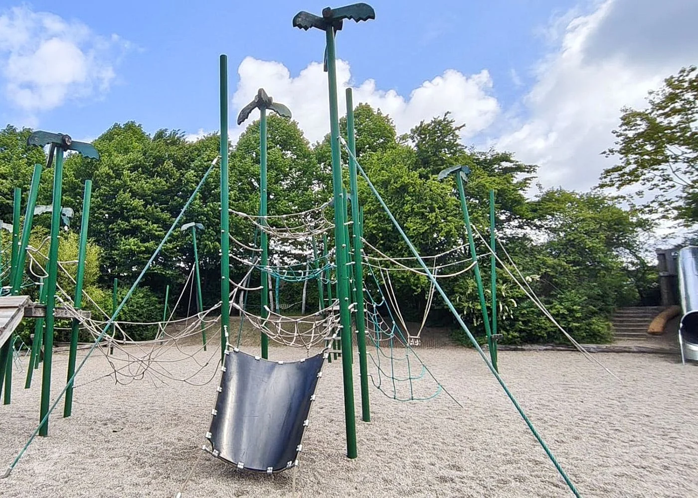 Dschungelspielplatz mit Giraffen-Rutsche – Foto 2