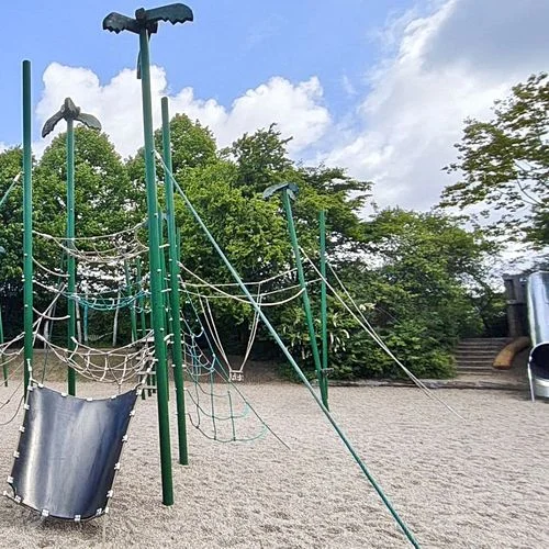 Dschungelspielplatz mit Giraffen-Rutsche